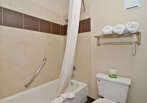 Clackamas Inn & Suites