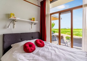 Close to the marina and with a view of polder landscape and the bird breeding area, this beautiful v
