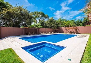 Coastal Luxury Condo, 100 mgps Internet and GYM