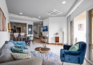 Coastal Luxury Condo, 100 mgps Internet and GYM
