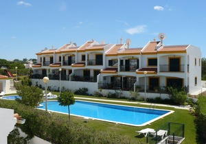 Colina Verde C Lote 3, A Stunning Townhouse With Shared Pool Close to Beach/Town