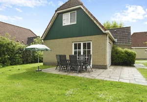 Comfort 6-person bungalow in the holiday park Landal Hunerwold State