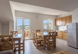 Comfortable and spacious apartment with terrace and sea view Šimuni, Pag (A-18386-c)