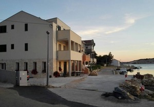 Comfortable and spacious apartment with terrace and sea view Šimuni, Pag (A-18386-c)