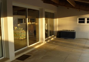 Comfortable House for 8 with Secure Pool, WiFi, 100m from Beach
