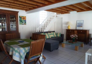 Comfortable House for 8 with Secure Pool, WiFi, 100m from Beach