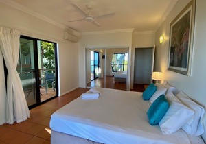 COMPASS PT 5 - HAMILTON ISLAND - GREAT BARRIER REEF - WHITSUNDAYS - WHITEHAVEN