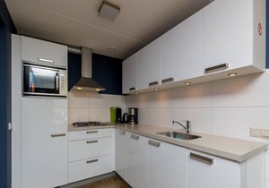 Complete, popular island house with steam shower. There is a lockable fence between the garden and t