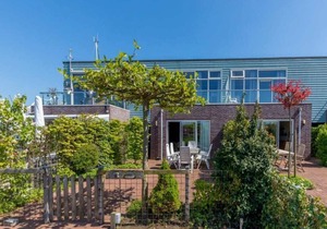 Complete, popular island house with steam shower. There is a lockable fence between the garden and t