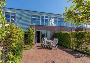 Complete, popular island house with steam shower. There is a lockable fence between the garden and t