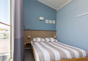 Complete, popular island house with steam shower. There is a lockable fence between the garden and t