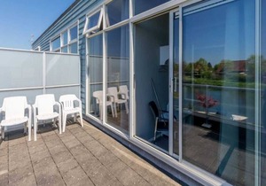 Complete, popular island house with steam shower. There is a lockable fence between the garden and t