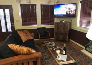 Contemporary Flat on a Christmas tree farm 5 Minutes to Oregon State University