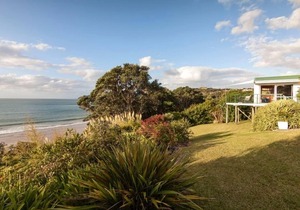 Coopers Beach Retreat-Tui cottage, a modern kiwi beachfront bach. Pet Friendly