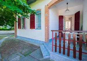 Corner villa with huge shaded garden, 6 beds 600 meters from the sea