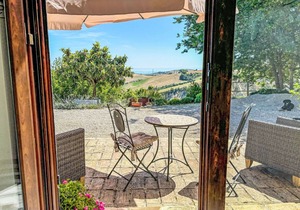 Cosy apartment in villa with hot tub, A/C, WIFI, pool, TV, patio, pets allowed and panoramic view