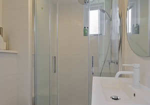 Cosy holiday home, spacious and green garden, lots of privacy and a cosy covered outdoor terrace with wood-burning stove.
