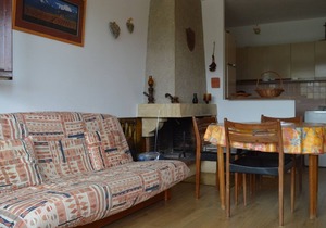 Cozy 1-Bedroom Apartment with South-Facing Balcony and Private Parking in Les Angles
