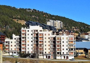 Cozy 1-Bedroom Apartment with South-Facing Balcony and Private Parking in Les Angles