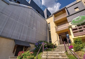 Cozy 1BR Apartment for 4 with Balcony, Near Ski Lift and Amenities in Cauterets