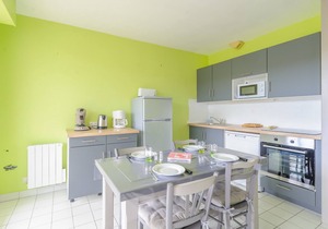 Cozy 2-Bedroom Apartment with Sea View, Balcony, Pool, Tennis, and Private Parking Near Beach