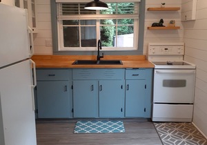 Cozy and Fresh Cottage, walk to the beach in minutes!