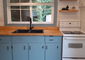 Cozy and Fresh Cottage, walk to the beach in minutes!