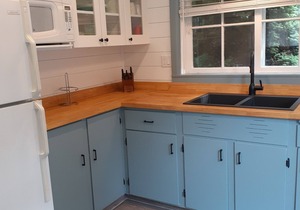 Cozy and Fresh Cottage, walk to the beach in minutes!