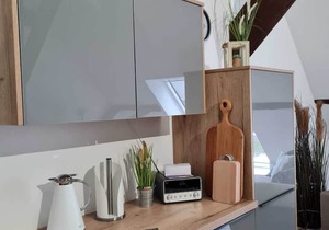 Cozy apartment for 1-2 persons. The approx. 60m&sup2; large and very chic 2-room apartment for 1 to 2 persons is located on the Ahrenshof in the heart of Bad Zwischenahn.