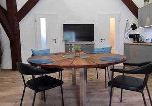 Cozy apartment for 1-2 persons. The approx. 60m&sup2; large and very chic 2-room apartment for 1 to 2 persons is located on the Ahrenshof in the heart of Bad Zwischenahn.