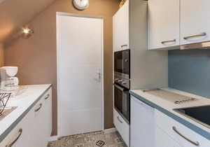Cozy Coastal Retreat: 500m from Beach, Spacious Terrace, Free Parking, Wi-Fi, and Baby Amenities