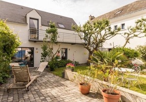 Cozy Coastal Retreat: 500m from Beach, Spacious Terrace, Free Parking, Wi-Fi, and Baby Amenities