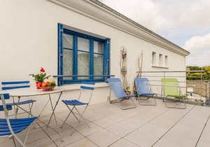 Cozy Coastal Retreat: 500m from Beach, Spacious Terrace, Free Parking, Wi-Fi, and Baby Amenities