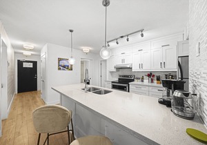 Cozy condo in D/T Vancouver with water view (3bed/2BR/BA/Free Parking/Central AC