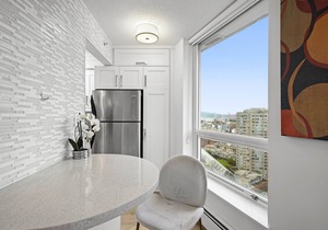 Cozy condo in D/T Vancouver with water view (3bed/2BR/BA/Free Parking/Central AC