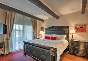 Cozy Condo with Balcony - Walk to Salt River Fields!