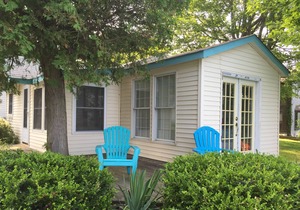 Cozy Cottage #4 overlooking beautiful Lake Huron