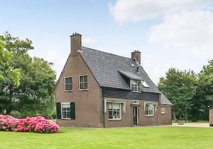 Cozy cottage in the countryside, near fields and lots of water.