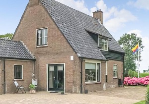 Cozy cottage in the countryside, near fields and lots of water.