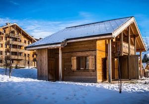 Cozy Duplex Chalet for 8 with Terrace, Ski Storage & Pool Access, 300m from Slopes