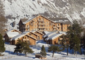 Cozy Duplex Chalet for 8 with Terrace, Ski Storage & Pool Access, 300m from Slopes