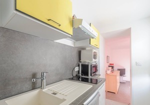 Cozy Garden Apartment, 50m to Beach, 500m to Shops, WiFi, Sleeps 4