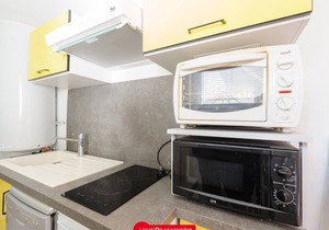 Cozy Garden Apartment, 50m to Beach, 500m to Shops, WiFi, Sleeps 4