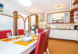 Cozy home in Bregi with WiFi