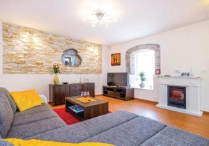 Cozy Home In Bregi With Wifi