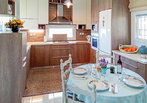Cozy home in Keratea with WiFi