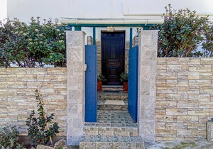 Cozy home in Keratea with WiFi