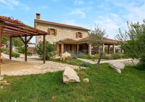 Cozy home in Kras with WiFi