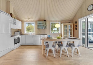 Cozy home in Løgstør with kitchen