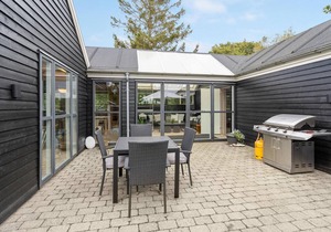 Cozy home in Løgstør with kitchen